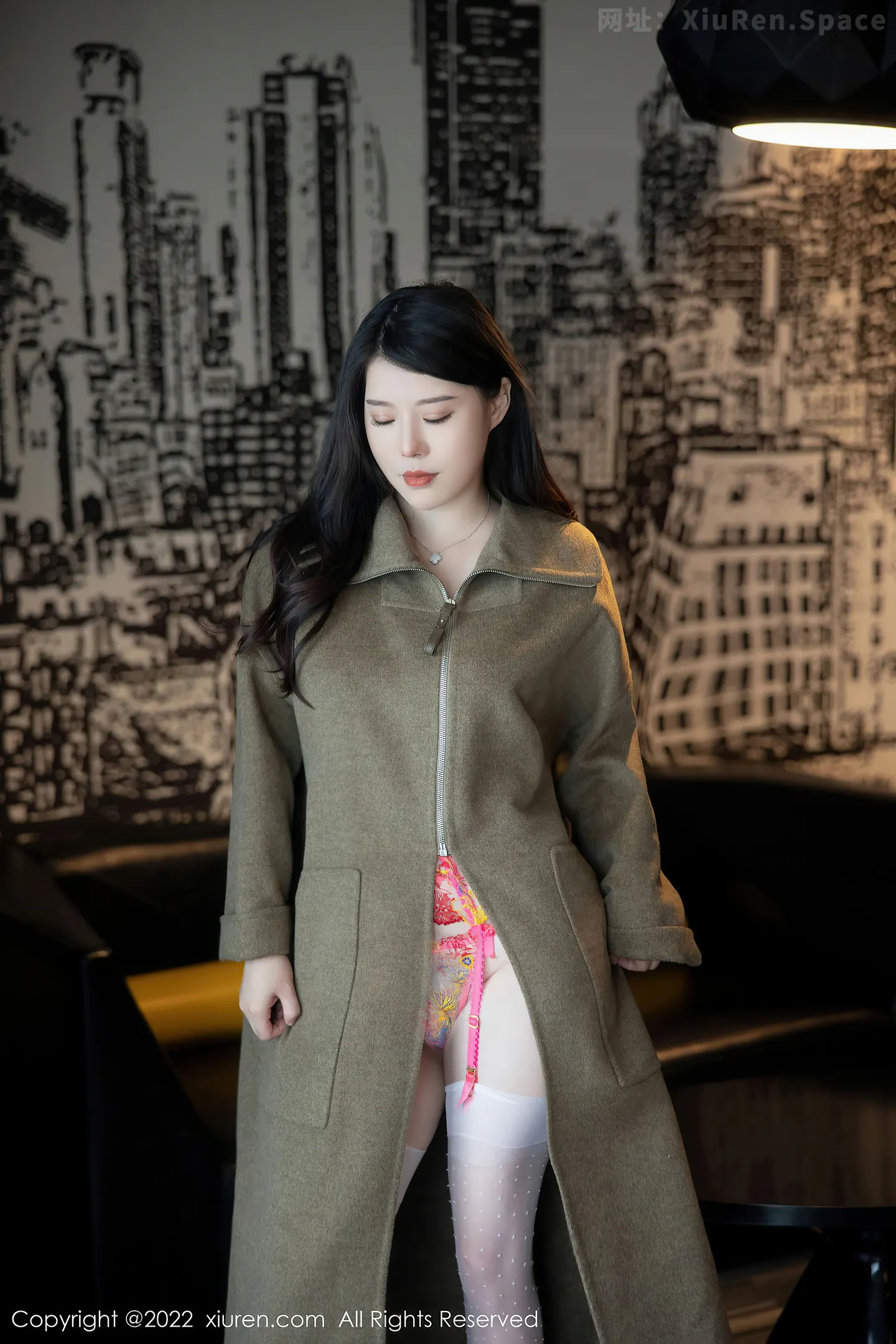 图片[3]-[XiuRen秀人网] VOL.5723 模特白茹雪脱外套露性感轻透蕾丝内衣配白丝吊袜撩人诱惑写真79P-秀人网官方网站